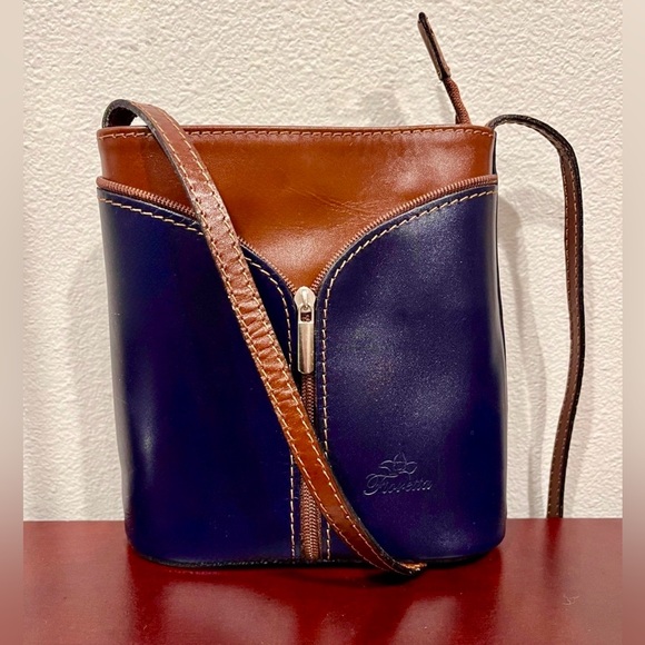 Florella Handbags - Florella Genuine Italian Leather Crossbody Bucket Bag Made in Italy Like New